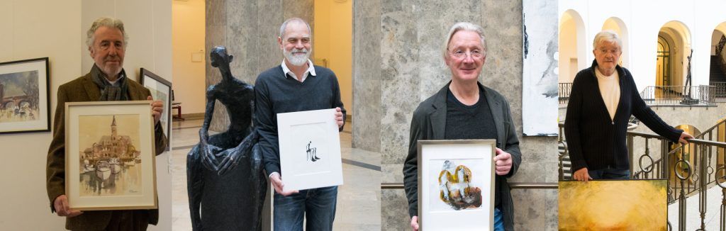 (v.l.): Walter Raab (8 Werke), Die vier Künstler Walter Raab, Hannes Helmke, Ulrich Dohmen und Peter Stock spenden 13 Kunstwerke für den „Guten Zweck“.